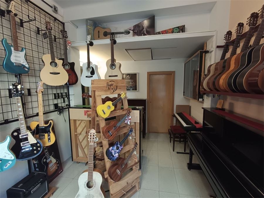 Interior de la botiga Musical Tarantel·la: guitarres, ukeleles i pianos