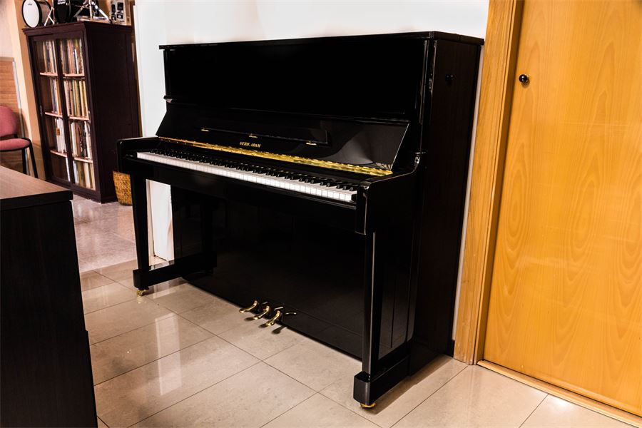 Piano a la botiga Musical Tarantel·la